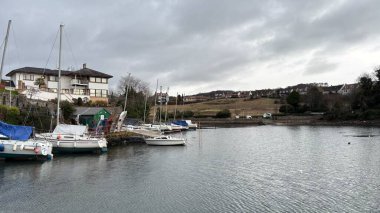 Aberdour, İskoçya yakınlarındaki Fife 'ın güneyindeki engebeli İskoç kıyı şeridi