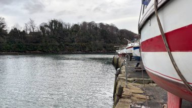 Aberdour, İskoçya yakınlarındaki Fife 'ın güneyindeki engebeli İskoç kıyı şeridi