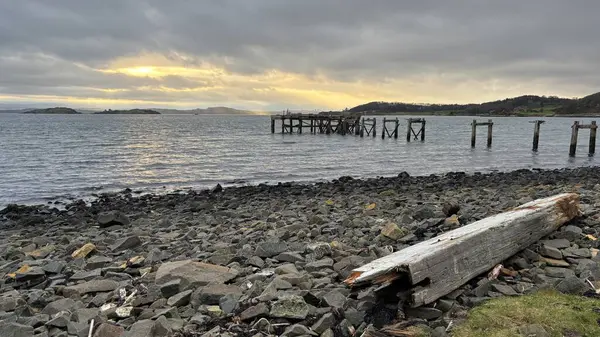 Aberdour, İskoçya yakınlarındaki Fife 'ın güneyindeki engebeli İskoç kıyı şeridi