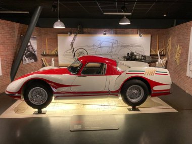 Torino - 21 Eylül 2022: Klasik, klasik ve egzotik süper arabalar ve araçlar Torino Motor Müzesi 'nde sergileniyor. Museo Nazionale dell'Automobile. İtalya