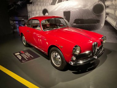 Torino - 21 Eylül 2022: Klasik, klasik ve egzotik süper arabalar ve araçlar Torino Motor Müzesi 'nde sergileniyor. Museo Nazionale dell'Automobile. İtalya