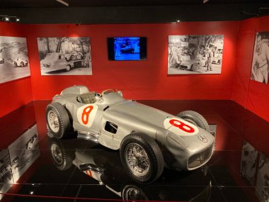 Torino - 21 Eylül 2022: Klasik, klasik ve egzotik süper arabalar ve araçlar Torino Motor Müzesi 'nde sergileniyor. Museo Nazionale dell'Automobile. İtalya