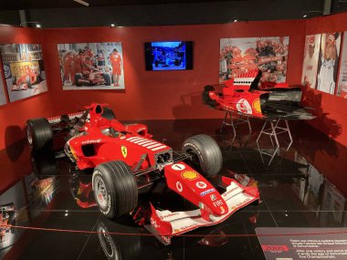 Torino - 21 Eylül 2022: Klasik, klasik ve egzotik süper arabalar ve araçlar Torino Motor Müzesi 'nde sergileniyor. Museo Nazionale dell'Automobile. İtalya