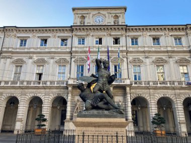 Torino: 21 Eylül 2022: Torino 'da binalar ve caddeler. Torino 'nun ikonik İtalyan manzarası. Ünlü yapı ve mimari