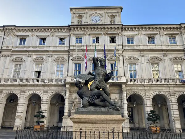 Torino: 21 Eylül 2022: Torino 'da binalar ve caddeler. Torino 'nun ikonik İtalyan manzarası. Ünlü yapı ve mimari