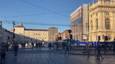 Torino: 21 Eylül 2022: Torino 'da binalar ve caddeler. Torino 'nun ikonik İtalyan manzarası. Ünlü yapı ve mimari