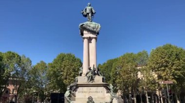 Torino: 21 Eylül 2022: Torino 'da binalar ve caddeler. Torino 'nun ikonik İtalyan manzarası. Ünlü yapı ve mimari