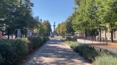 Torino: 21 Eylül 2022: Torino 'da binalar ve caddeler. Torino 'nun ikonik İtalyan manzarası. Ünlü yapı ve mimari