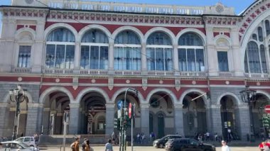 Torino: 21 Eylül 2022: Torino 'da binalar ve caddeler. Torino 'nun ikonik İtalyan manzarası. Ünlü yapı ve mimari