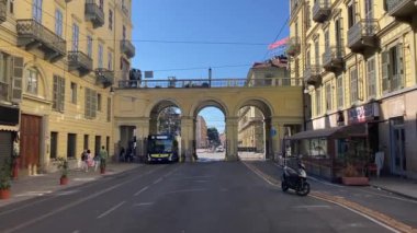 Torino: 21 Eylül 2022: Torino 'da binalar ve caddeler. Torino 'nun ikonik İtalyan manzarası. Ünlü yapı ve mimari