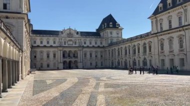 Torino: 21 Eylül 2022: Torino 'da binalar ve caddeler. Torino 'nun ikonik İtalyan manzarası. Ünlü yapı ve mimari