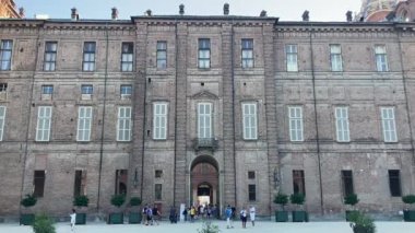 Torino: 21 Eylül 2022: Torino 'da binalar ve caddeler. Torino 'nun ikonik İtalyan manzarası. Ünlü yapı ve mimari