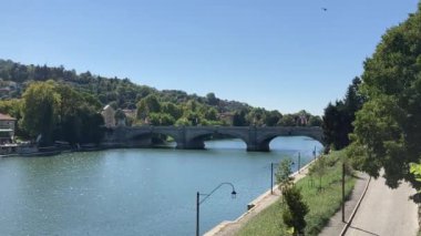 Torino: 21 Eylül 2022: Torino 'da binalar ve caddeler. Torino 'nun ikonik İtalyan manzarası. Ünlü yapı ve mimari