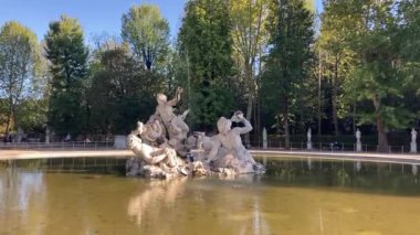 Torino: 21 Eylül 2022: Torino 'da binalar ve caddeler. Torino 'nun ikonik İtalyan manzarası. Ünlü yapı ve mimari