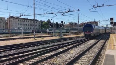 Torino: 21 Eylül 2022: Turino tren istasyonunda İtalyan modern tren