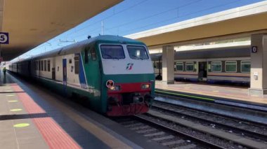 Torino: 21 Eylül 2022: Turino tren istasyonunda İtalyan modern tren