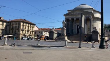 Torino: 21 Eylül 2022: Torino 'da binalar ve caddeler. Torino 'nun ikonik İtalyan manzarası. Ünlü yapı ve mimari