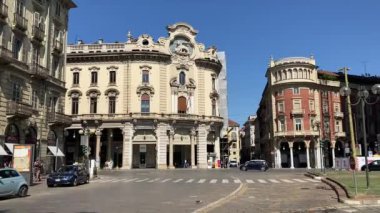 Torino: 21 Eylül 2022: Torino 'da binalar ve caddeler. Torino 'nun ikonik İtalyan manzarası. Ünlü yapı ve mimari