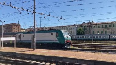 Torino: 21 Eylül 2022: Turino tren istasyonunda İtalyan modern tren