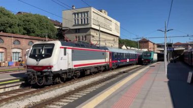 Torino: 21 Eylül 2022: Turino tren istasyonunda İtalyan modern tren