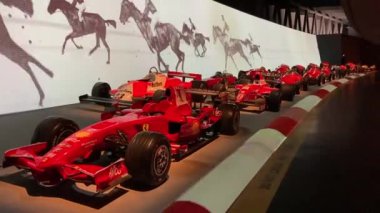 Torino - 21 Eylül 2022: Klasik, klasik ve egzotik süper arabalar ve araçlar Torino Motor Müzesi 'nde sergileniyor. Museo Nazionale dell'Automobile. İtalya