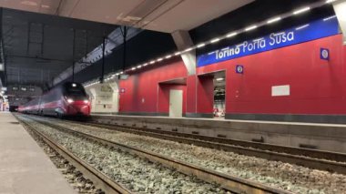 Torino: 21 Eylül 2022: Turino tren istasyonunda İtalyan modern tren
