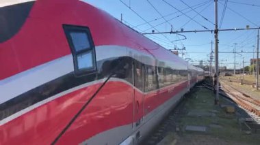 Torino: 21 Eylül 2022: Turino tren istasyonunda İtalyan modern tren