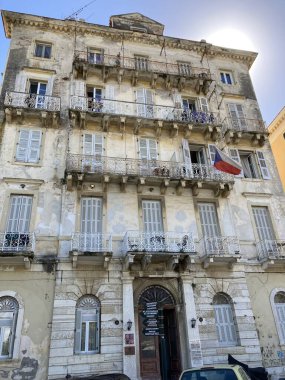 Yunanistan: 8 Ekim 2022: Korfu adasının manzarası. Binalar ve manzara. Eski Kale. 