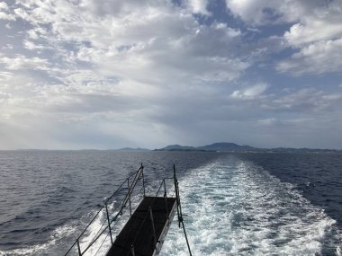 Yunanistan 'ın Korfu adasında bir geminin arkasına bakıyorum. Korfu 'yu geride bırakıp deniz yoluyla yeni hedeflere gitmek.