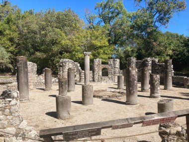 Arnavutluk: 8 Ekim 2022: Butrint manzarası. Arnavutluk 'taki harabe Roma kenti