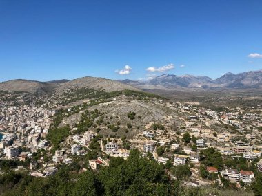 Arnavutluk: 8 Ekim 2022: Saranda ve çevresindeki kırsal kesimin manzarası. Sarand şehrindeki binalar