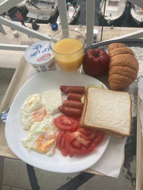 Arnavut usulü otel kahvaltısı. Güne Arnavut usulü başla. Kızarmış yemek ve portakal suyu.