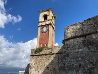 Yunanistan: 8 Ekim 2022: Korfu adasının manzarası. Binalar ve manzara. Eski Kale. 