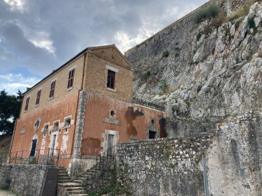 Yunanistan: 8 Ekim 2022: Korfu adasının manzarası. Binalar ve manzara. Eski Kale. 