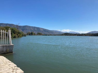 Arnavutluk: 8 Ekim 2022: Ksamil ve çevre sahil manzarası. Ksamil şehrindeki binalar