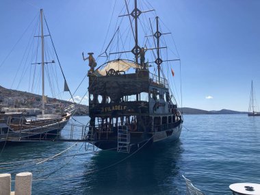 Arnavutluk: 8 Ekim 2022: Saranda ve çevresindeki kırsal kesimin manzarası. Sarand şehrindeki binalar