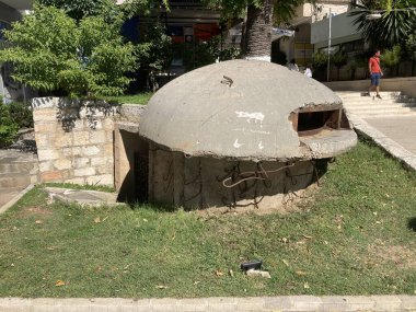 Arnavutluk: 8 Ekim 2022: Saranda ve çevresindeki kırsal kesimin manzarası. Sarand şehrindeki binalar