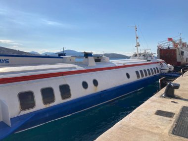 Arnavutluk: 8 Ekim 2022: Saranda ve çevresindeki kırsal kesimin manzarası. Sarand şehrindeki binalar