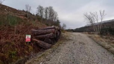İskoçya 'da Glen Righ' de yürüyüş. İskoçya 'nın tepelerindeki ve Glenslerindeki manzara manzarası