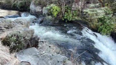 İskoçya 'da etkileyici Inchree Falls (Şelale). İskoçya Dağları 'ndan Hills ve Glens