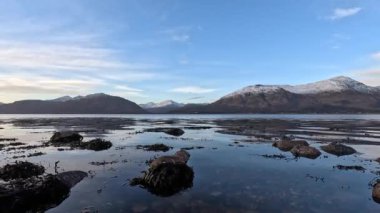 İskoçya 'daki Linnhi Gölü' nün karşısındaki güzel İskoç manzarası. İskoçya Dağları 'ndan Hills ve Glens