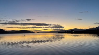 İskoçya 'da Linnhi Gölü boyunca gün batımı manzarası. İskoçya Dağları 'ndan Hills ve Glens