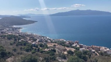 Arnavutluk: 3 Ocak 2025: Arnavutluk 'un güneyindeki Sarand yakınlarındaki kıyı şeridinin panoramik manzarası. Korfu 'nun Kuzey Boğazı manzaralı güneşli bir gün.