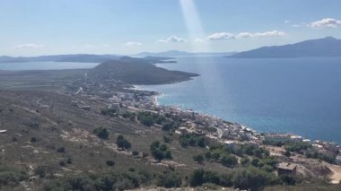 Arnavutluk: 3 Ocak 2025: Arnavutluk 'un güneyindeki Sarand yakınlarındaki kıyı şeridinin panoramik manzarası. Korfu 'nun Kuzey Boğazı manzaralı güneşli bir gün.