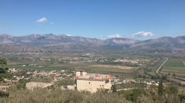 Arnavutluk 'un Sarand yakınlarındaki güney tepelerinin panoramik manzarası. Güneşli, güneşli bir gün. Arka planda yuvarlanan tepeler manzaralı.