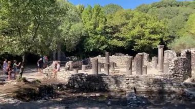 Butrint Ulusal Arkeoloji Parkı. Sarand yakınlarındaki Albana 'nın güneyindeki antik Roma şehri harabeleri. Mavi gökyüzüyle güneşli bir yaz günü. Eski Roma harabeleri, taşlar ve binalar.