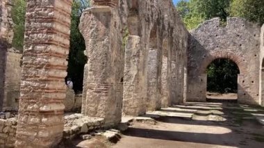 Butrint Ulusal Arkeoloji Parkı. Sarand yakınlarındaki Albana 'nın güneyindeki antik Roma şehri harabeleri. Mavi gökyüzüyle güneşli bir yaz günü. Eski Roma harabeleri, taşlar ve binalar.