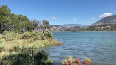 Arnavutluk 'ta Butrint Ulusal Arkeoloji Parkı yakınlarındaki Southern Hills ve Butrint Gölü. Güneşli, güneşli bir gün. Arka planda yuvarlanan tepeler manzaralı.