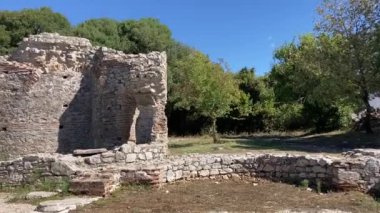 Butrint Ulusal Arkeoloji Parkı. Sarand yakınlarındaki Albana 'nın güneyindeki antik Roma şehri harabeleri. Mavi gökyüzüyle güneşli bir yaz günü. Eski Roma harabeleri, taşlar ve binalar.