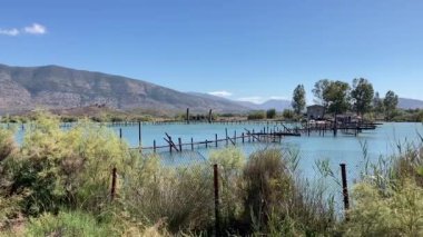 Arnavutluk 'ta Butrint Ulusal Arkeoloji Parkı yakınlarındaki Southern Hills ve Butrint Gölü. Güneşli, güneşli bir gün. Arka planda yuvarlanan tepeler manzaralı.